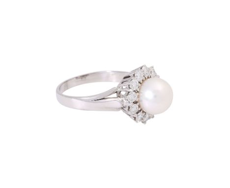 Ring mit Akoyazuchtperle, umgeben von 12 Brillanten von zus. ca. 0,7ct, ca. WEISS (H)/VVS-VS, WG 18K, 5,4 g, RW: 55, weiße Zu