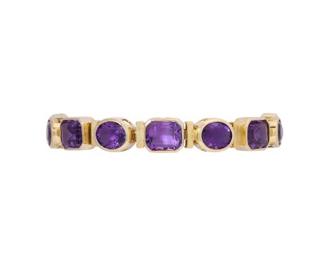 Armband mit 14 Amethysten, davon 7 im Achtecktreppenschliff, ca. 11 x 9 mm, 6 oval facetierte, ca. 10 x 8,5 mm und ein rund f