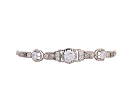 Armband mit Diamanten von zus. ca. 2 ct, davon im Übergangsschliff zentral 0,75 ct, flankiert von je 0,35 ct, kleine Steine z