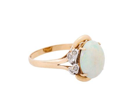 Ring mit ovalem Opal und Achtkantdiamanten zus. ca. 0,07 ct, GG 14K, 3,6 g, RW: 54, Mitte 20. Jh., Tragespuren, Opal etwas lo