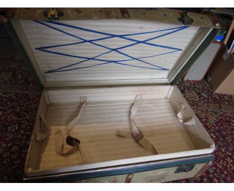Banded trunk with interior tray