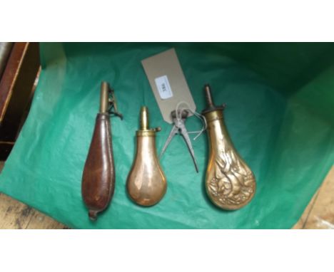 Magpie collectors lot incl. 2 copper powder flasks, leather shot flask, bullet mould .36 cal.