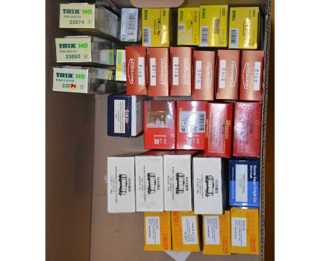 HO gauge model railway rolling-stock, wagons, tank wagons and containers, twenty-nine various types and makers, including Tri