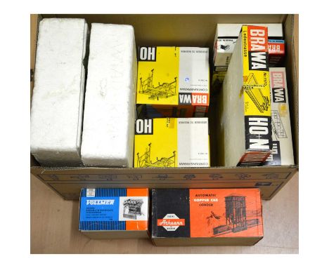 Brawa HO gauge model railway, two container cranes; three other Brawa railway accessories; Athearn hopper car loader; Vollmer