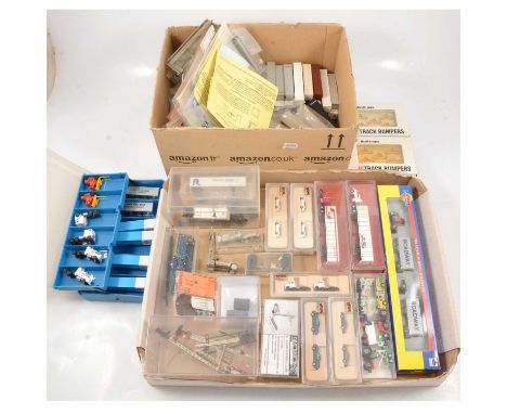 N gauge model railways track-side vehicles and accessories, two trays including Athearn 'Roadway Mack' truck; Deluxe American