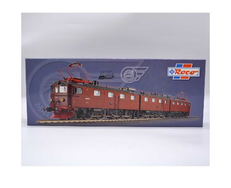 Roco HO gauge model railway locomotive set, ref 63757 Malte no.975, Swedish Railway, 3-car with track base, boxed.