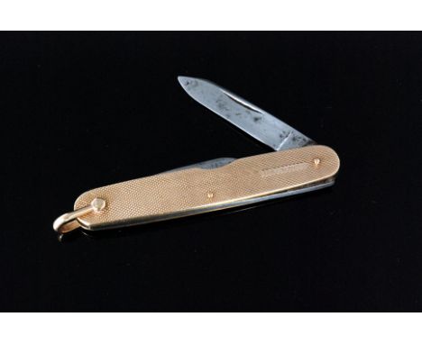 A 9ct hallmarked twin bladed penknife with engine turned decoration and terminating in pendant loop, length 6.5cm, Birmingham
