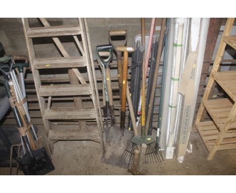 A quantity of gardening tools to include digging fork, shovel, rake, mini sledge hammer, drain rods etc.