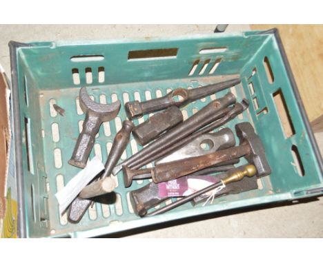 A tray box containing numerous assorted foundry tools etc.