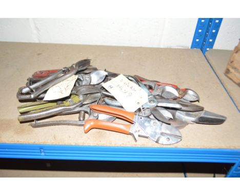 A collection of various Vintage secateurs