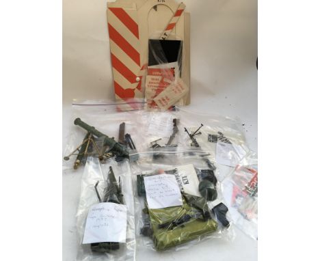 Action man , Accessories, including a complete Mortar kit, Bazooka, Vickers machine gun and tripod, Rope launcher, Russian in