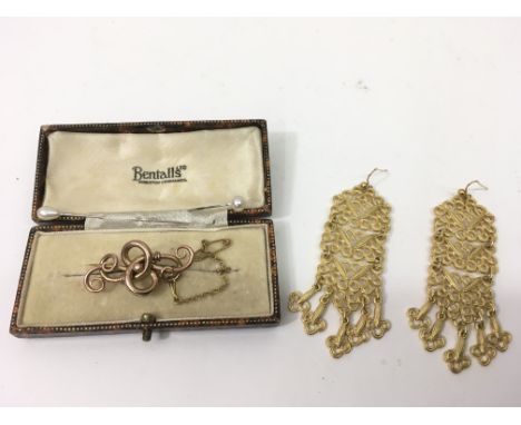 A 9ct gold knot brooch , chain and a pair of yellow metal, Indian style drop earrings