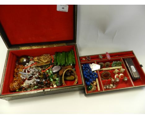 A collection of various pieces of costume jewellery to include a cameo set pin within case, enamel and gilt metal earrings, a