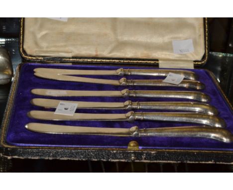 A cased set of hallmarked silver tea knives, Sheffield 1916