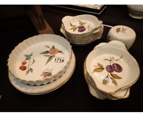 Quantity of Royal Worcester ceramics in the Evesham pattern