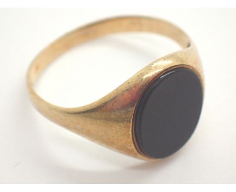 9ct yellow gold gents black stone set signet ring size R 2.5g 