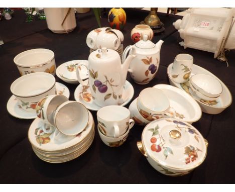 Thirty two pieces of Royal Worcester in the Evesham pattern