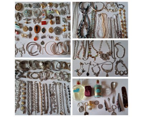 A quantity of costume jewellery, small collectables, vintage 4711 fragrances, coins and key rings to include vintage brooches