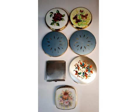 A quantity of vintage compacts to include a 1930's silver engine turned example and a Stratton butterfly compact signed Holme