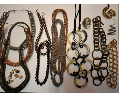 A quantity of mainly modern costume jewellery to include a string of black pearls having a 9ct gold clasp stamped 375, a Mone