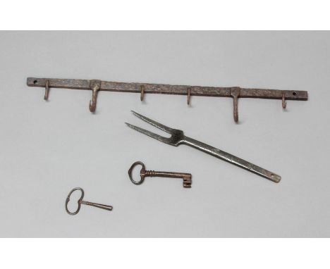 WROUGHT IRON KITCHEN RACK, 19th century, length 49cm; a two pronge kitchen fork and two iron keys (4)
