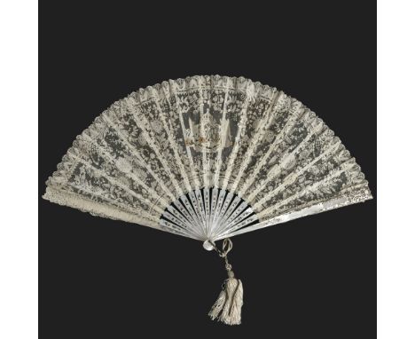 Faltfächerwohl um 1893 Perlmutt, gesägt und versilbert. Messingbügel mit Seidenquaste. Brüsseler SpitzeFleckig, ein Stab gebr