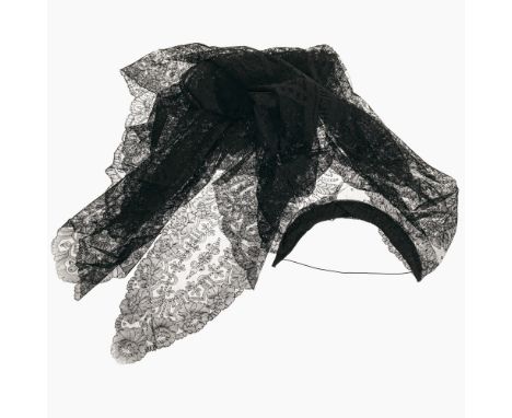 Trauerschleier und Volant2. H. 19. Jh.Schwarzer Samtreif mit schwarzer Chantilly-Spitze, schwarze Baumwolle. kl. Bruchstelle.