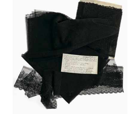 Konvolut schwarze Chantilly-Spitzen2. Hälfte 19. Jh.Silberbarbe (18 x 150 cm), Klöppelspitze, Gold- und Silberfaden - Ensembl