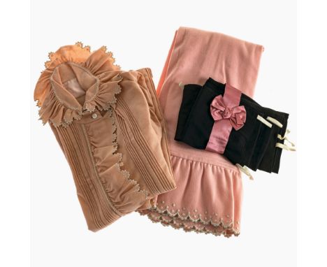 Nachtjäckchen und RockAnfang 20. Jh.Rosa Flanell mit Stickereieinfassung. Kleine Löcher. L. 70 bzw. 82 cm. Dabei: 4 Paar Seid