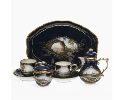 Tête-à-Tête mit sächsischen AnsichtenMeissen um 1860Porzellan. Blaue Schwertermarke. Min. besch. Tablett 23,5 x 31,5cm, Kanne