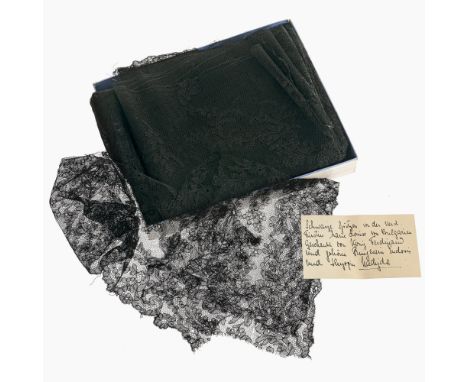 Schaltuch2. Hälfte 19. Jh.Schwarze "Chantilly" Spitze, Seide. Zahlreiche Bruchstellen.Dabei: Vier Fragmente schwarze Klöppels