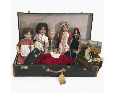 Konvolut Puppen und Puppenkleider1. Hälfte 20. Jh.Zwei große Puppen (Köpfe Biskuitporzellan, bez. Armand Marseille bzw. Simon