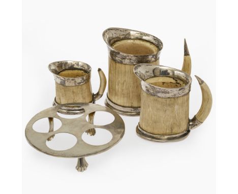 3teiliges Set silbergefasster Horn-Kännchen und ein Eierständerwohl Österreich und deutsch (Eierständer) um 1900Horn, Silber.