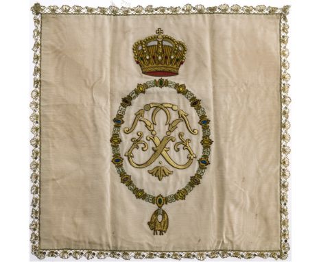 Kleine DeckeCoburg, 1. Hälfte 20. Jh.Cremefarbenes Seidengewebe, changierend. Gestickte Ordenskette des Goldenen Vließes mit 
