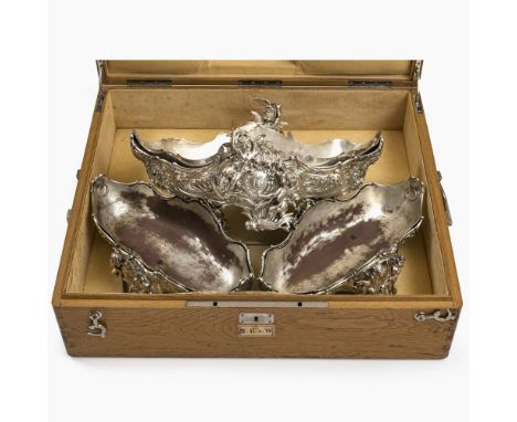 Drei Tisch-Jardinieren mit Einsätzen im HolzkastenKlinkosch Wien, um 1870-1880Silber. J.C. KLINKOSCH, Doppeladler für Hoflief