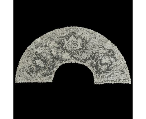 12 Teile Spitzeum 1893 u. späterDabei: Samtbezogenes EtuiKragen, "Brüsseler Spitze", 22x70cm - 3tl. Ensemble Kragen u. 2 Mans