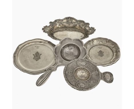 Fünfteiliges Konvolut mit zwei Tellern, zwei Teesieben und KorbschälchenBerndorf, Österreich, Wilhelm Binder, Schwäbisch-Gmün