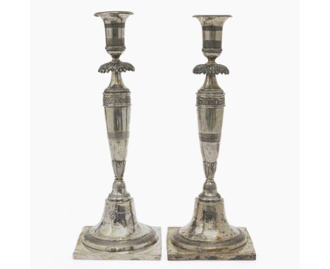 Paar KerzenleuchterBerlin, um 1820 Georg Heinrich Steffen (ca. 1774-1828)Silber. Meistermarke "GHSt" im Rechteck, Beschauzeic