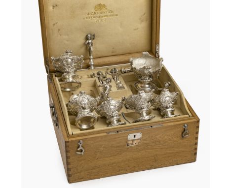 Acht Tafelaufsätze im originalen HolzkastenKlinkosch Wien, um 1870/80Silber, Glas. "JCK", Doppeladler, Dianakopfpunze. Kasten