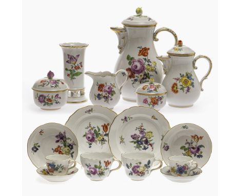 Kaffee- und Mokkaservice 40 teiligErnst Teichert, Meissen 20. Jh.Porzellan, bemalt. Blumendekor. Meissner Teichert Schwerter,