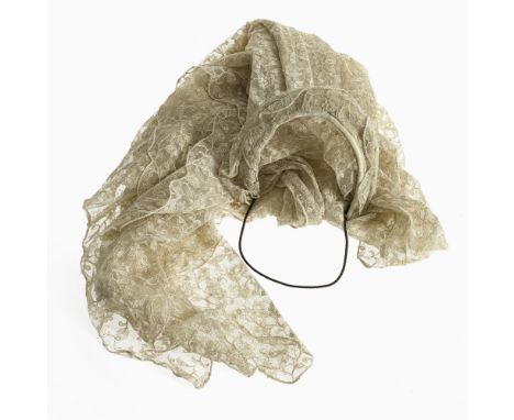 Hochzeitsschleierum 1893Samtreif mit Tüllspitze. Durchgängiger Tüllgrund mit appliziertem, flächigen Blüten-Blatt Dekor.Max. 
