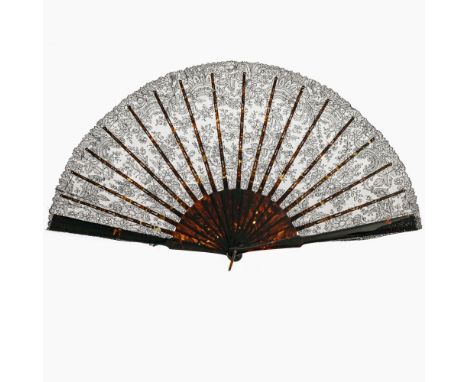 FaltfächerEnde 19. Jh.Schildpatt, schwarze Chantilly Spitze. Spitze teils gelockert.Stäbe ornamental durchbrochen. Schildpatt