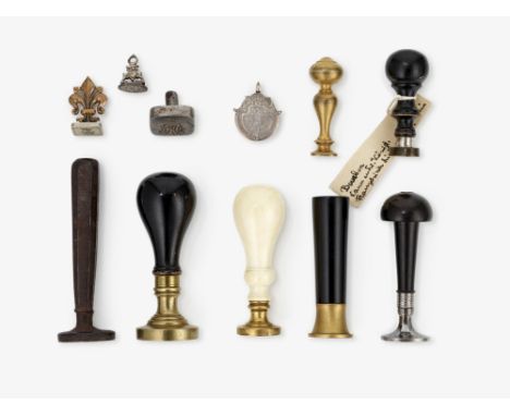 Petschaften und KlappsiegelKonvolut aus 11 Teilen. Diverse Materialien. H. von 2,3 cm bis 9,5 cm.Konvolut, bestehend aus: Pet