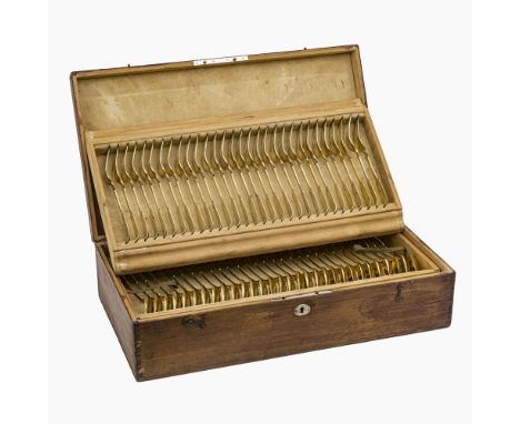 Besteckkasten mit 90 TeilenDeutschland um 1900Silber vergoldet. "HG" im Rechteck, "AB" queroval, (nicht aufgelöst), "12" Lot 