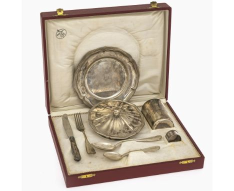 Taufgeschirr im Etui, 8 teiligWilhelm Blume, Stuttgart um 1890/1900Silber. Halbmond und Krone, 800, Adler. Kratzer und Gebrau