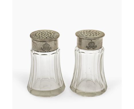 Zwei StreugefäßeDeutschland um 1900Silber, Glas. Punzierung nicht erkennbar.Zwei kleine, facettierte Glasgefäße mit silbernen