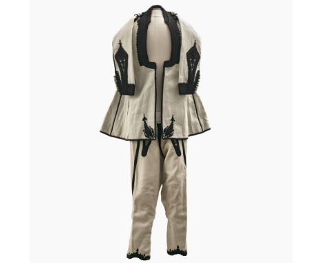 Kindertracht Prinz Boris von BulgarienMazedonien, um 1909Mantel und Hose. Weißer Wollstoff, mit schwarzem, teils ornamentalem