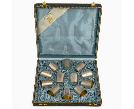12 Trinkbecher im Original EtuiErnst Menner, Stuttgart, 20. Jh.Silber. Firmenzeichen "E. MENNER", Halbmond, Krone und "800", 