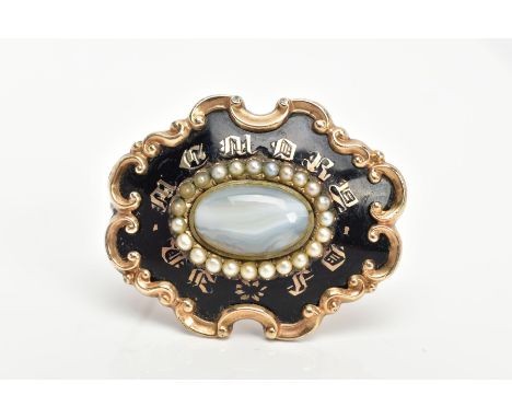 A MID VICTORIAN MOURNING BROOCH, gold-plated oval design, black enamel with the words 'In Memory Of' around an agate and seed