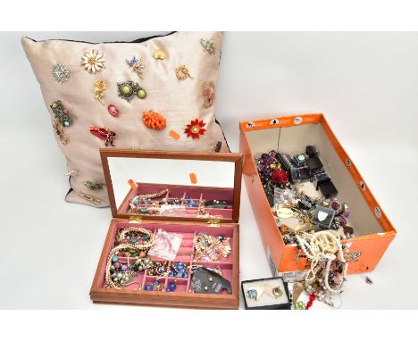 A JEWELLERY BOX WITH CONTENTS OF COSTUME JEWELLERY, a wooden jewellery box detailed to the lid with a floral fabric, opens to